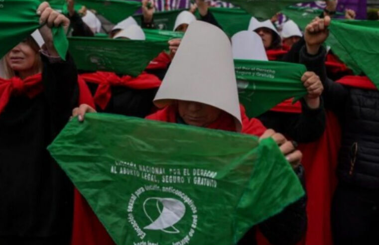Conto de Aia à brasileira: PL que ameaça aborto legal avança no Congresso