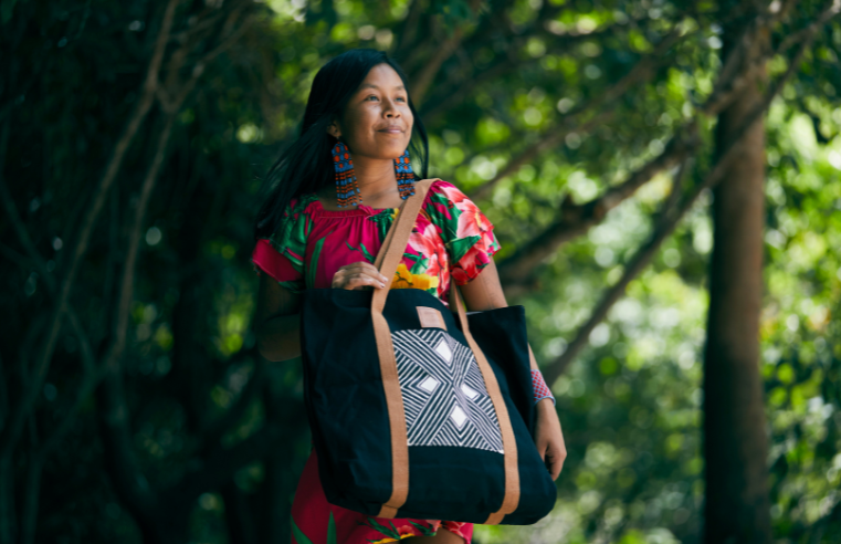 Arte de mulheres indígenas da Amazônia vira moda e promove comércio ético